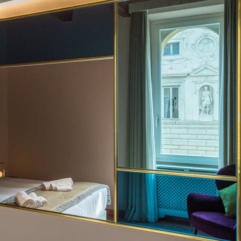 The 60s-inspired mirror