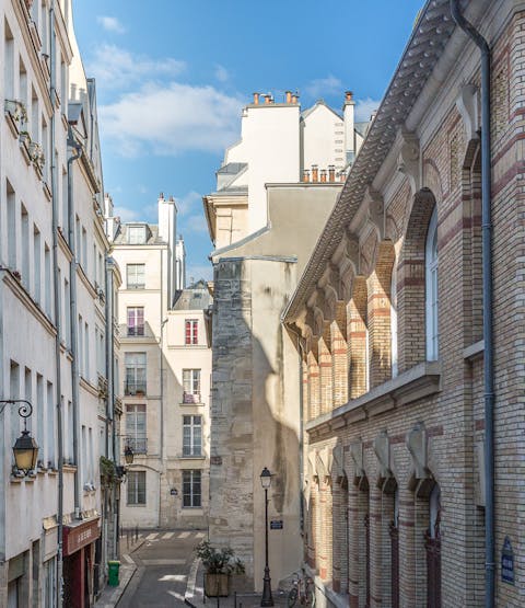 A hyper central location