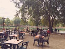 Watch the river at Chiosco il Tempio