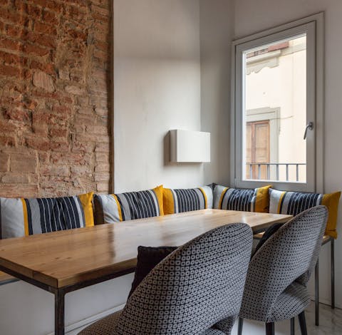 The cosy dining area with bench seating