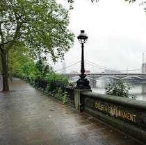 WALK ALONG THE CHELSEA EMBANKMENT