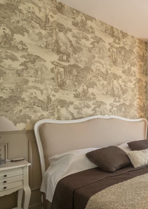 The toile de Jouy in the master bedoom